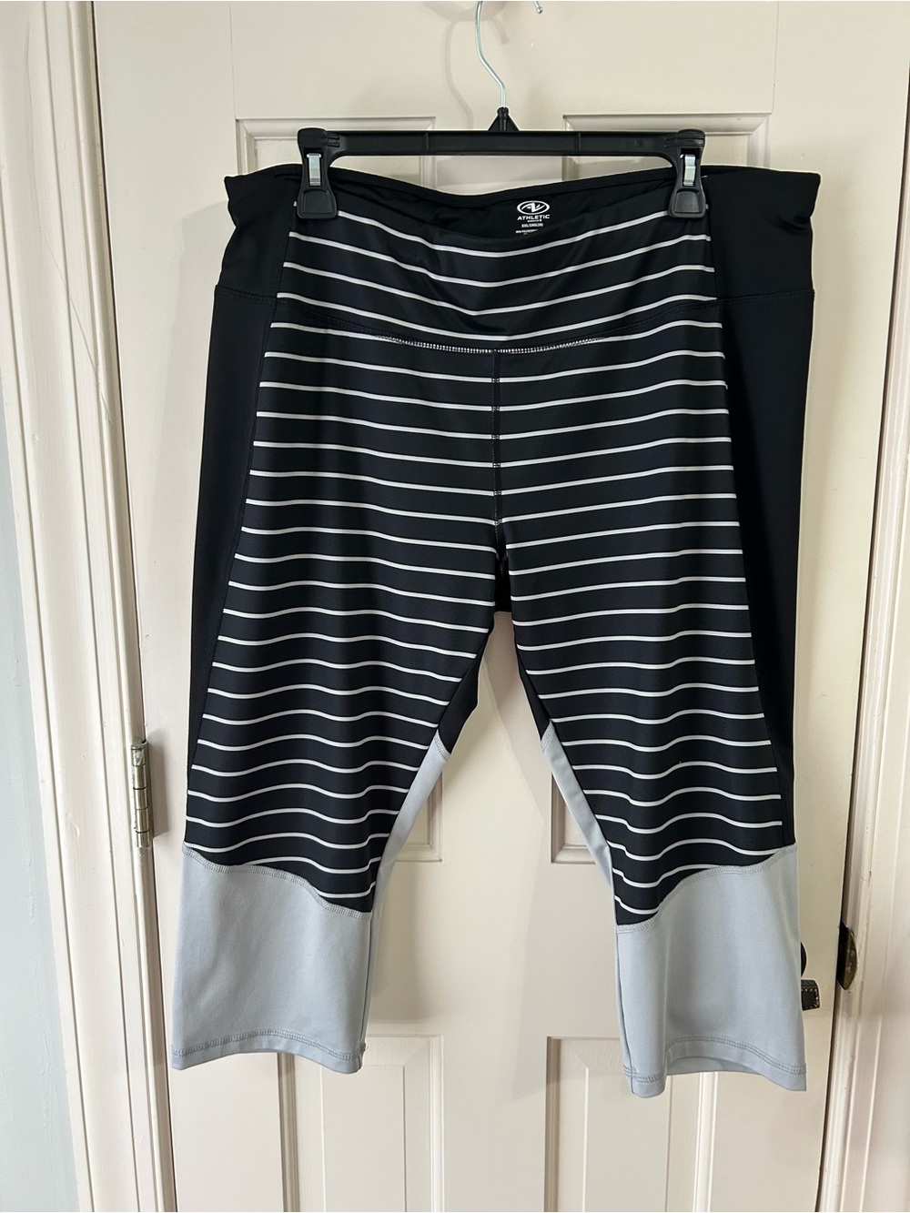 Active Stripe Capri Leggings - Black & Light Gray XXL